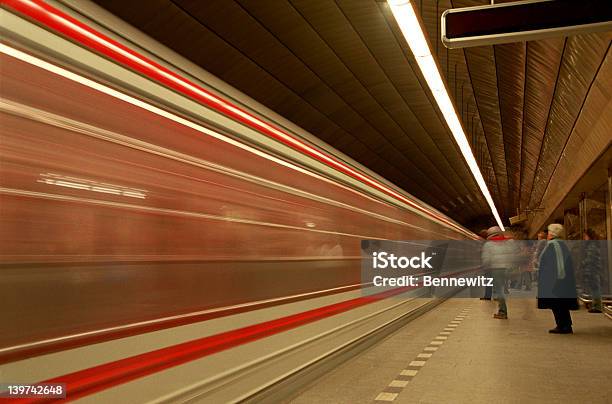 Szybka Stacja Metra W Pradze - zdjęcia stockowe i więcej obrazów Metro - Metro, W rzędzie, Czerwony