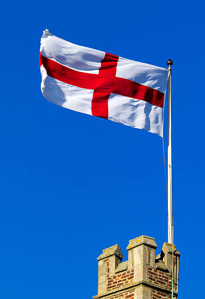 kreuz des heiligen georg fliegen von castle ramparts - english flag st george flag st stock-fotos und bilder