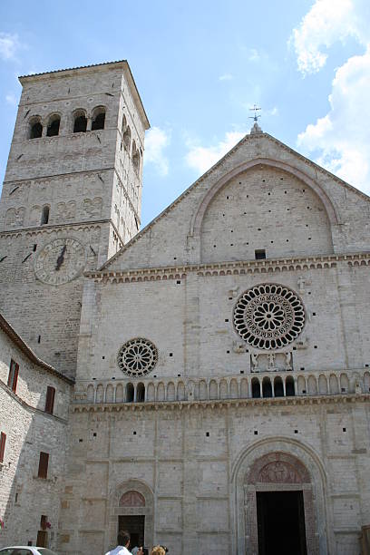 собор s.rufino/ассизи - rose window assisi wall umbria стоковые фото и изображения