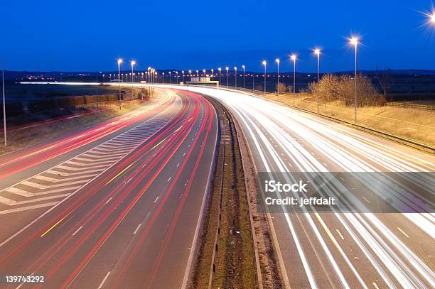 Guidaautostrada Traffico Al Crepuscolo - Fotografie stock e altre immagini di Ambientazione esterna - Ambientazione esterna, Attrezzatura per illuminazione, Autostrada