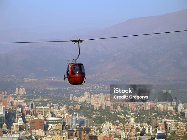 Cable Rojo Ascensor En Santiago De Chile Foto de stock y más banco de imágenes de Actividades recreativas - Actividades recreativas, Agarrar, Aire libre