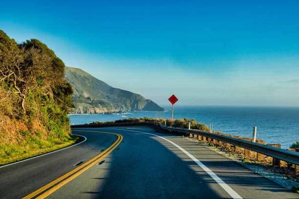 viaje por carretera de california conduciendo en big sur - rocky mountian fotografías e imágenes de stock