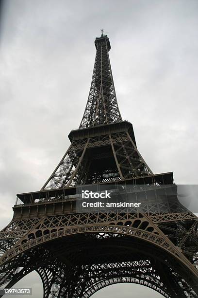 Photo libre de droit de La Tour Eiffel banque d'images et plus d'images libres de droit de Arc - Élément architectural - Arc - Élément architectural, Architecte, Architecture