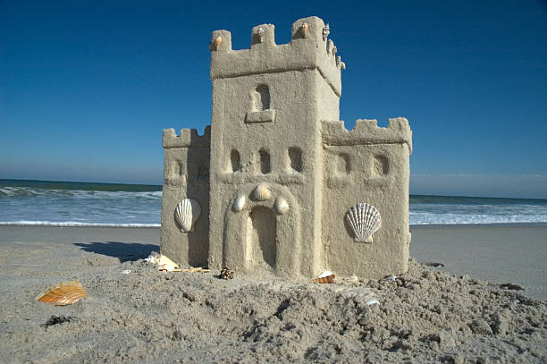 Castillo de arena en la playa - foto de stock