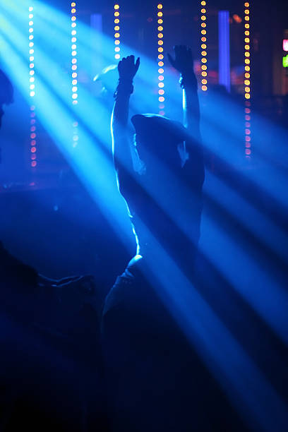 tanzenden frau in nachtclub - futurepop stock-fotos und bilder