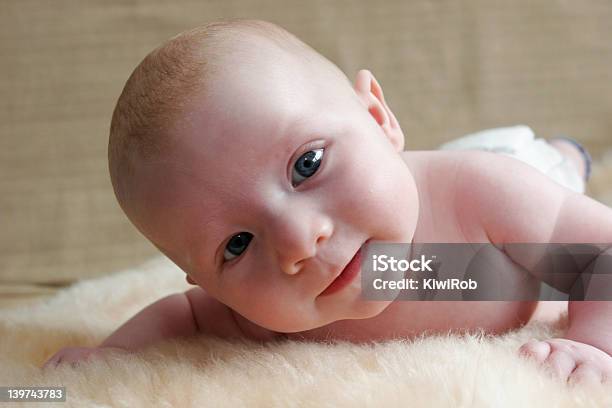 男の赤ちゃん - 傾いたのストックフォトや画像を多数ご用意 - 傾いた, 赤ちゃん, 1人