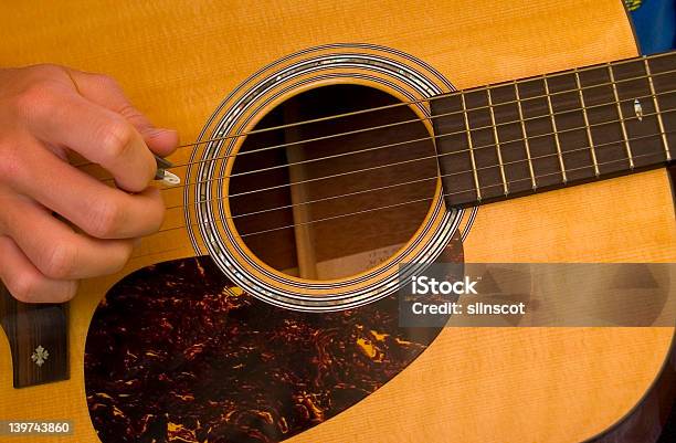 Foto de Guitarra Strum e mais fotos de stock de Fotografia - Imagem - Fotografia - Imagem, Guitarrista, Horizontal