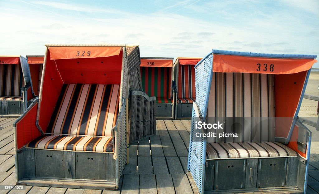Plaża-krzesła na drewnianej platformie - Zbiór zdjęć royalty-free (Chować się)