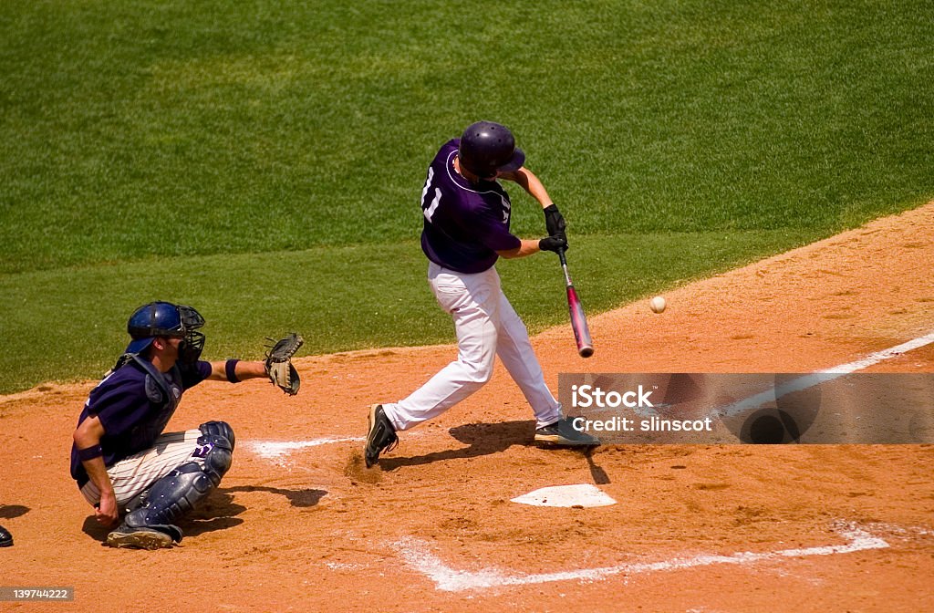 Swing de base-ball batter arrive a occupé de - Photo de Baseball libre de droits