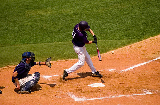 swing de base-ball batter arrive a occupé de - batte photos et images de collection