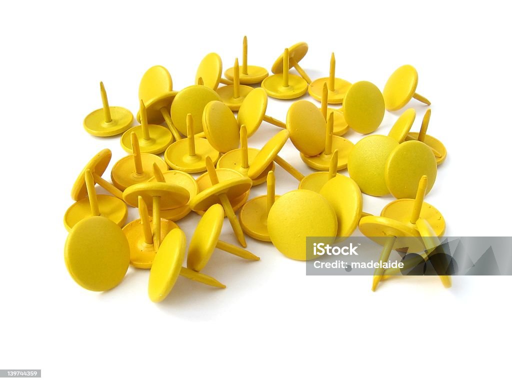 노란색 thumbtacks - 로열티 프리 0명 스톡 사진