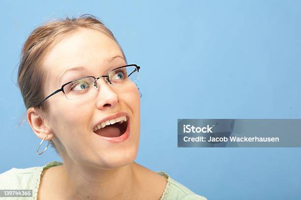 Sorprendido Joven Mujer Mirando Copyspace Foto de stock y más banco de imágenes de 20 a 29 años - 20 a 29 años, 20-24 años, Adulto