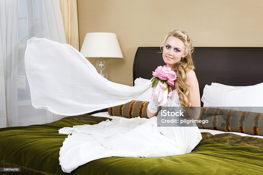 Красивая невеста в роскошный интерьер спальни с - Стоковые фото Белый роялти-фри