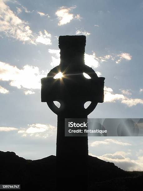 Krzyż Celtycki Iona Abbey Szkocja - zdjęcia stockowe i więcej obrazów Bez ludzi - Bez ludzi, Chrześcijaństwo, Cień