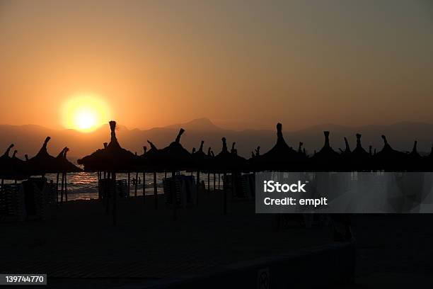 Zachód Słońca Na Plaży - zdjęcia stockowe i więcej obrazów Bez ludzi - Bez ludzi, Ciemny, Czarny kolor