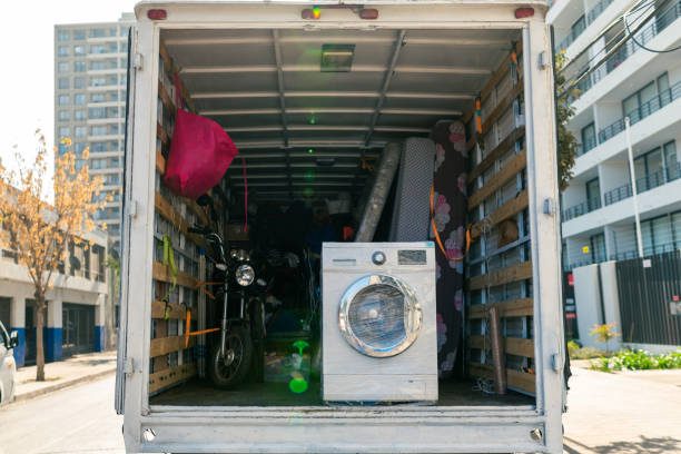 vista posteriore del camion in movimento - delivery van truck delivering moving van foto e immagini stock