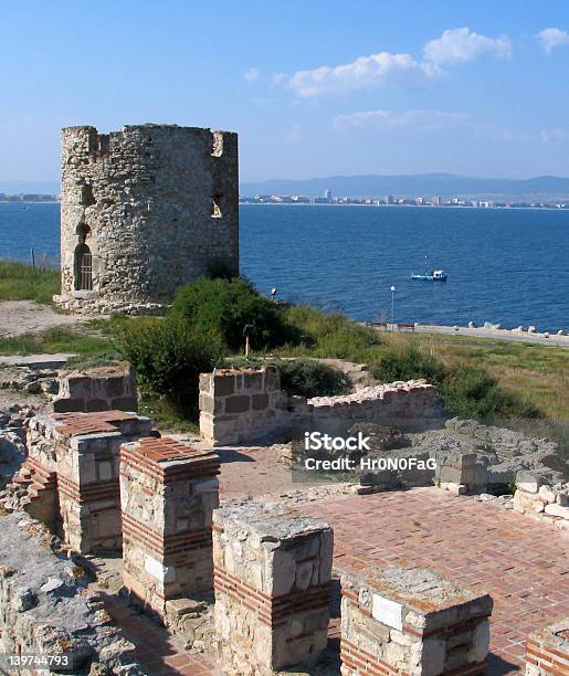 Photo libre de droit de Nessebar Tower Avec Mur banque d'images et plus d'images libres de droit de Acier - Acier, Antique, Broyé