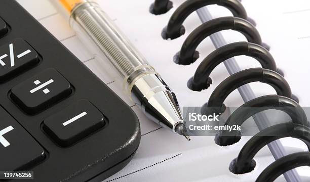 Ballpen Y Calculadora En Portátil Foto de stock y más banco de imágenes de Aprender - Aprender, Artículo de papelería, Bolígrafo de punta esférica