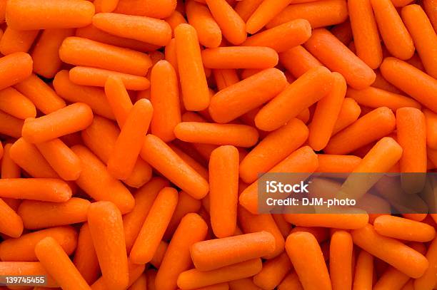 Photo libre de droit de Uncooked Carottes Naines banque d'images et plus d'images libres de droit de Carotte naine - Carotte naine, Carotte, Fond