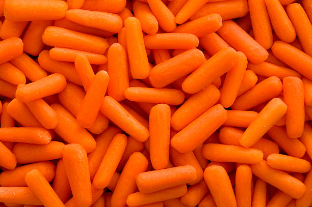 морковь uncooked baby - carotene стоковые фото и изображения