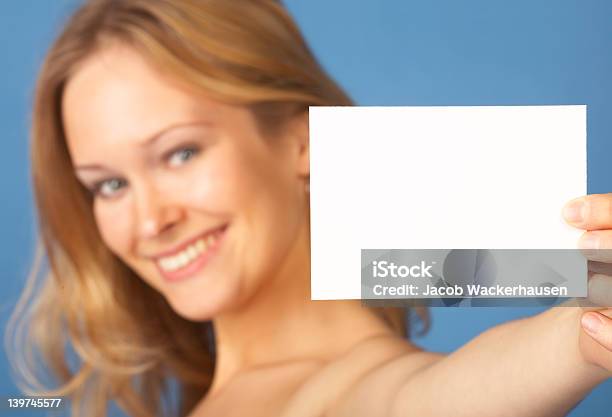 Sexy Junge Frau Mit Businesskarte Stockfoto und mehr Bilder von Transparent - Transparent, Wohlbefinden, 20-24 Jahre