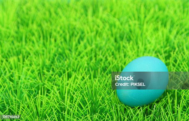 Blue Ostern Eier Auf Gras Stockfoto und mehr Bilder von Anfang - Anfang, April, Blau