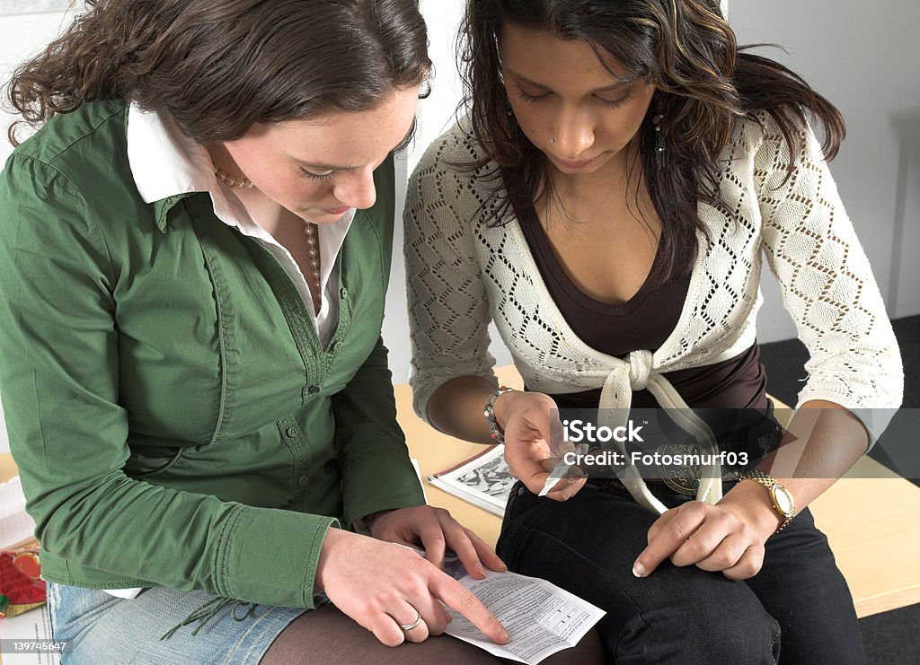 Dois adolescentes meninas verificando Teste de Gravidez - Foto de stock de Adolescente royalty-free