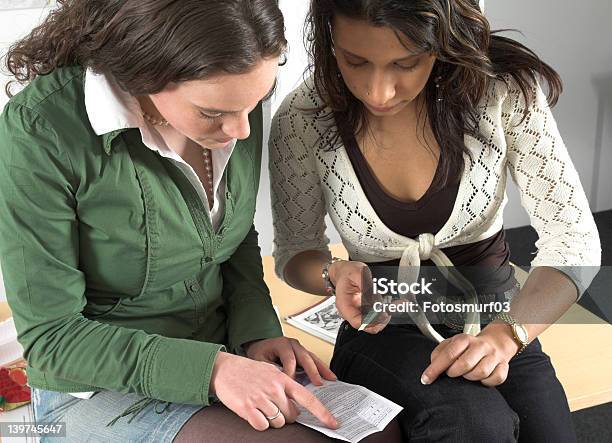 Foto de Dois Adolescentes Meninas Verificando Teste De Gravidez e mais fotos de stock de Adolescente