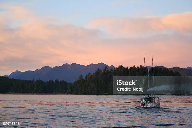 Photo libre de droit de Tofino Bateau Canada banque d'images et plus d'images libres de droit de Tofino - Tofino, Navigation à voile, Pêche - Activité de plein air