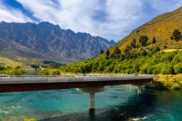 южный живописный маршрут, тахуна квинстаун, аотеароа новая зеландия, весенний день - kawarau river стоковые фото и изображения
