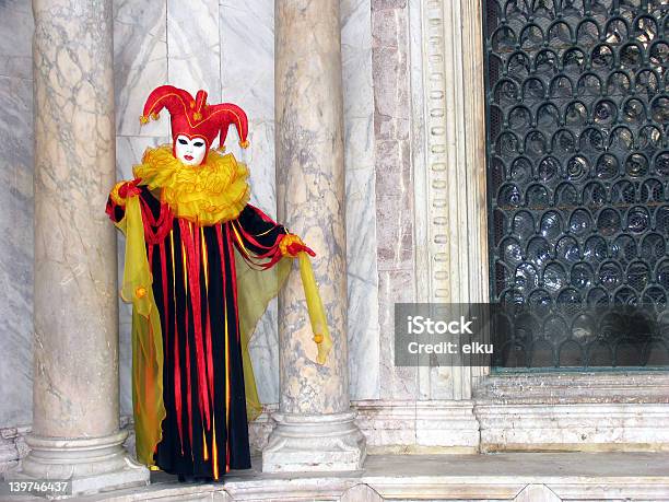 Photo libre de droit de Carnaval De Venise Masque Entre Piliers 2 banque d'images et plus d'images libres de droit de Carnaval - Réjouissances - Carnaval - Réjouissances, Effet marbré, Fête foraine