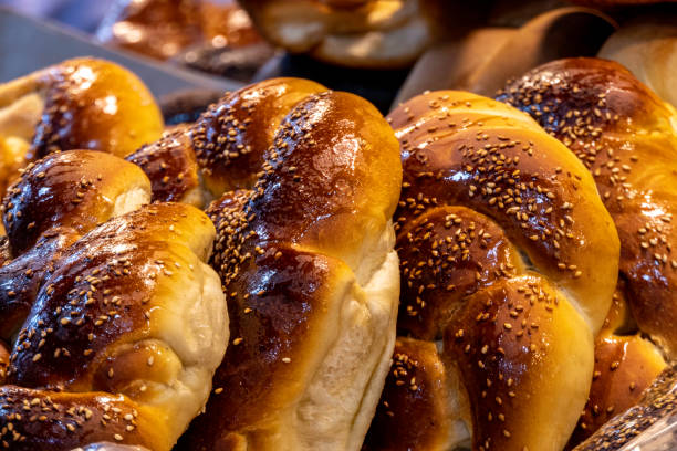 challah besondere rasse jüdischen ursprungs für zeremonielle anlässe. - hanukkah loaf of bread food bread stock-fotos und bilder