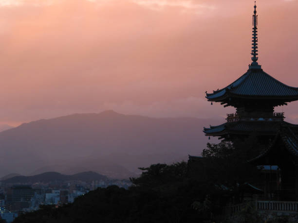 palazzo di kyoto al tramonto - città di kyoto foto e immagini stock