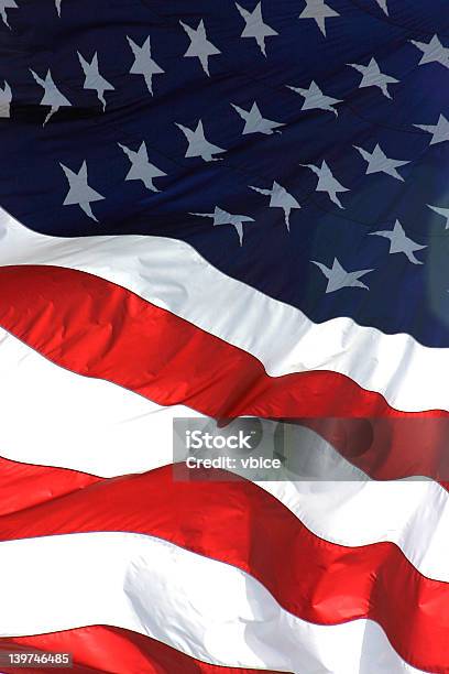 Bandeira Dos Estados Unidos Da América Vista Vertical - Fotografias de stock e mais imagens de Alegoria