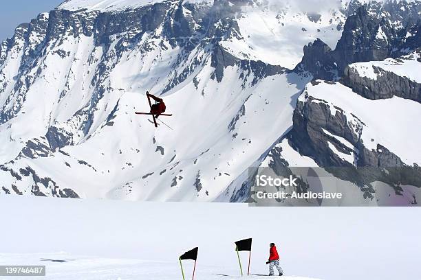 Voar Alta - Fotografias de stock e mais imagens de Alcançar - Alcançar, Alpes Europeus, Alpes suíços