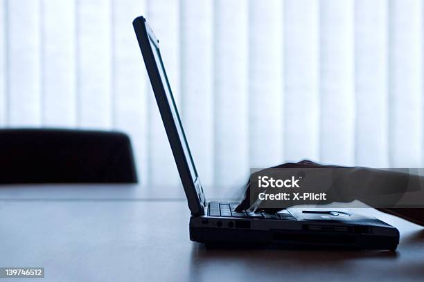 Foto de Homem Trabalhando Em Um Laptop e mais fotos de stock de Azul - Azul, Computador, Comunicação
