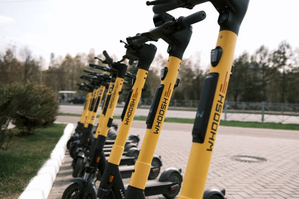 kazan, russie, mai 2022: des trottinettes électriques whoosh se tiennent sur le parking. service de location de trottinettes électriques - whoosh photos et images de collection