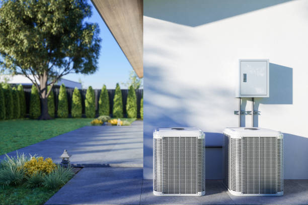 vista de cerca de las unidades de aire acondicionado al aire libre en el patio trasero - air duct fotografías e imágenes de stock