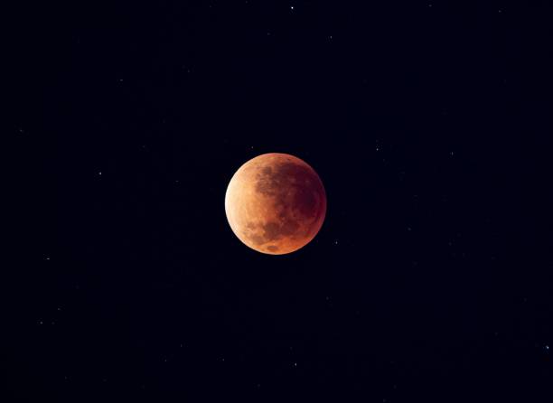 blutmond 2022 - full moon moon lunar eclipse red stock-fotos und bilder