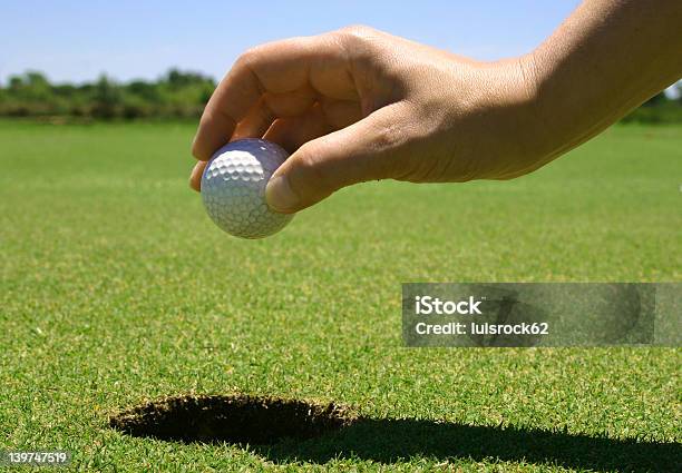 Tome La Pelota De Golf Del Orificio Pasante Foto de stock y más banco de imágenes de Agujero - Agujero, Deporte, Elección