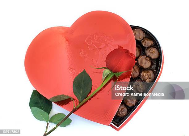Foto de Coração Em Forma De Caixa Com Uma Rosa e mais fotos de stock de Amor - Amor, Branco, Caixa - Recipiente