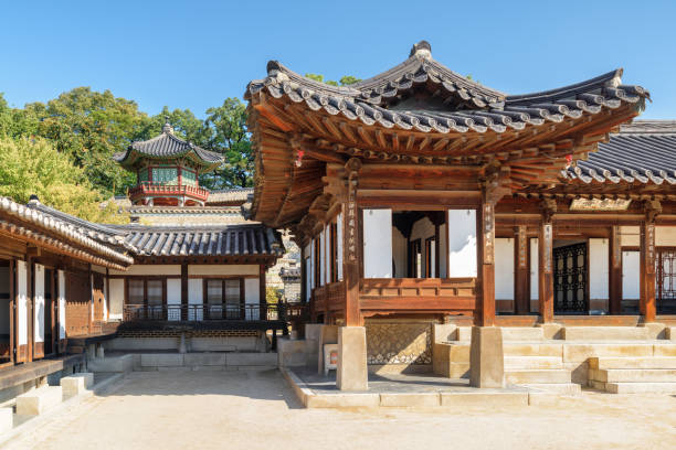 impresionante vista del patio del complejo nakseonjae, seúl - south corea fotografías e imágenes de stock