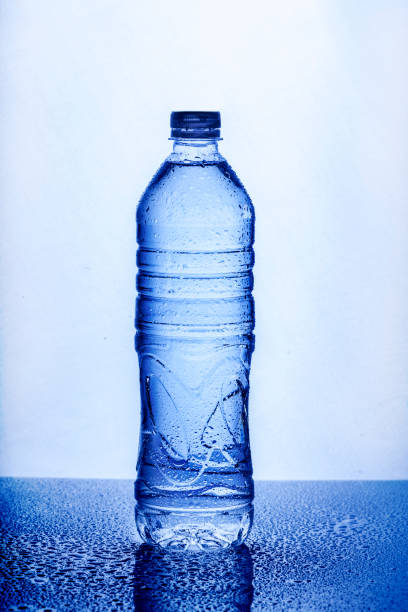 agua potable fresca en botella de plástico - water flowing water pouring ice fotografías e imágenes de stock