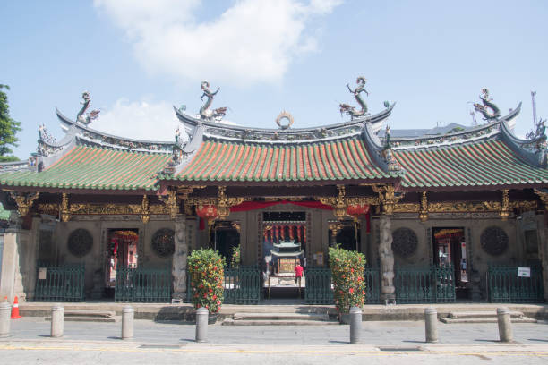 vista del tempio di thian hock keng a singapore - hokkien foto e immagini stock