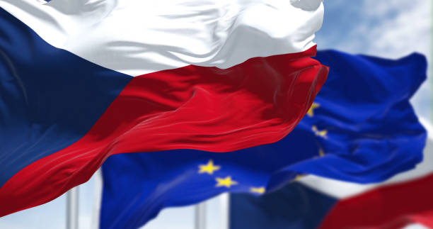 detalle de la bandera nacional de la república checa ondeando al viento con la bandera borrosa de la unión europea - czech republic fotografías e imágenes de stock