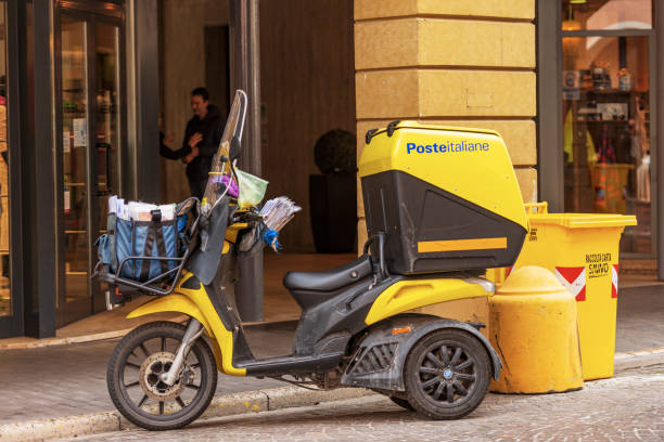 이탈리아 우체국의 오렌지와 블랙 오토바이 - poste italiane - saddlebag 뉴스 사진 이미지