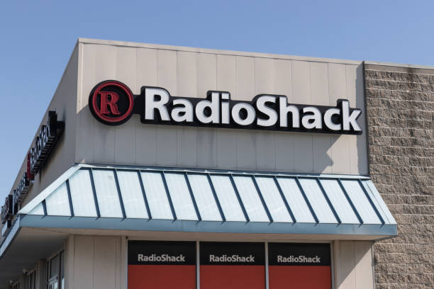 shuttered radioshack location. radioshack could not compete with online retailers and filed for bankruptcy. - credit crunch audio imagens e fotografias de stock