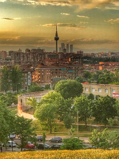 madrid von "onkel pio hill", um dunkel zu werden. sonnenuntergang. volkspark - television aerial roof antenna city stock-fotos und bilder