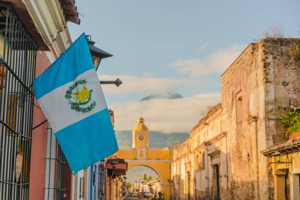 antigua na tle wulkanu agua o wschodzie słońca - guatemalan flag zdjęcia i obrazy z banku zdjęć