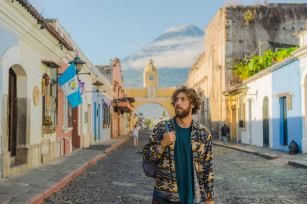 kobieta spacerująca po antigui - guatemalan flag zdjęcia i obrazy z banku zdjęć